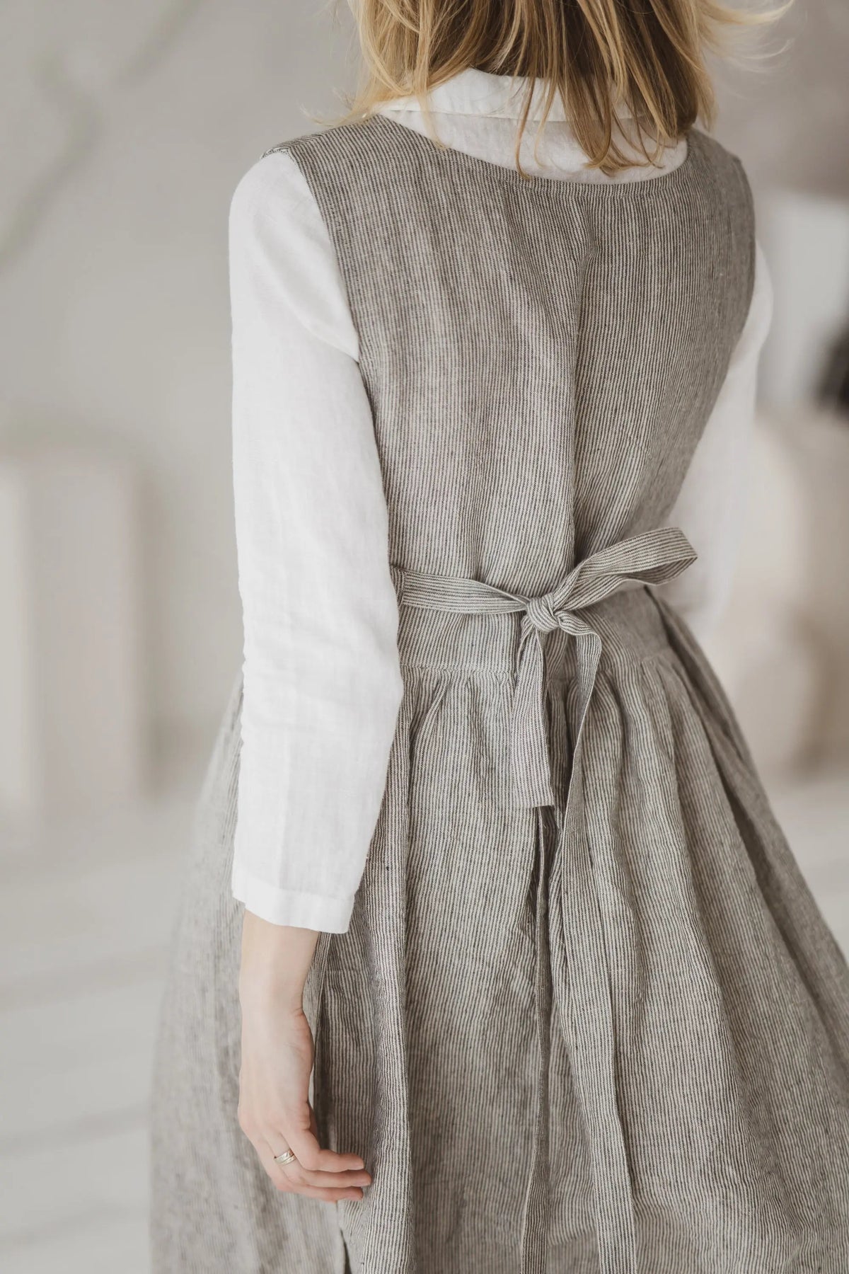 Wandelbares Leinen-Pinafore-Kleid