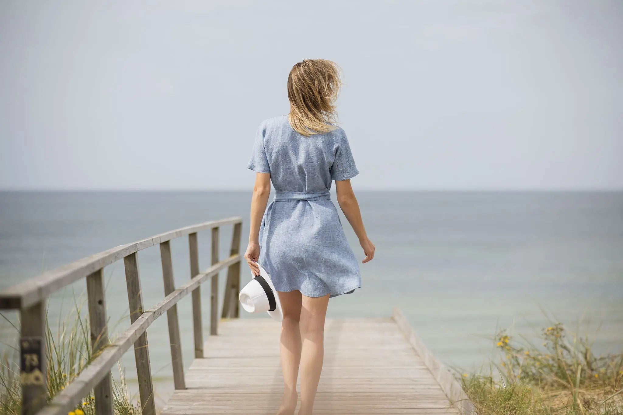 Kurzes Leinen-Wickelkleid für den Sommer