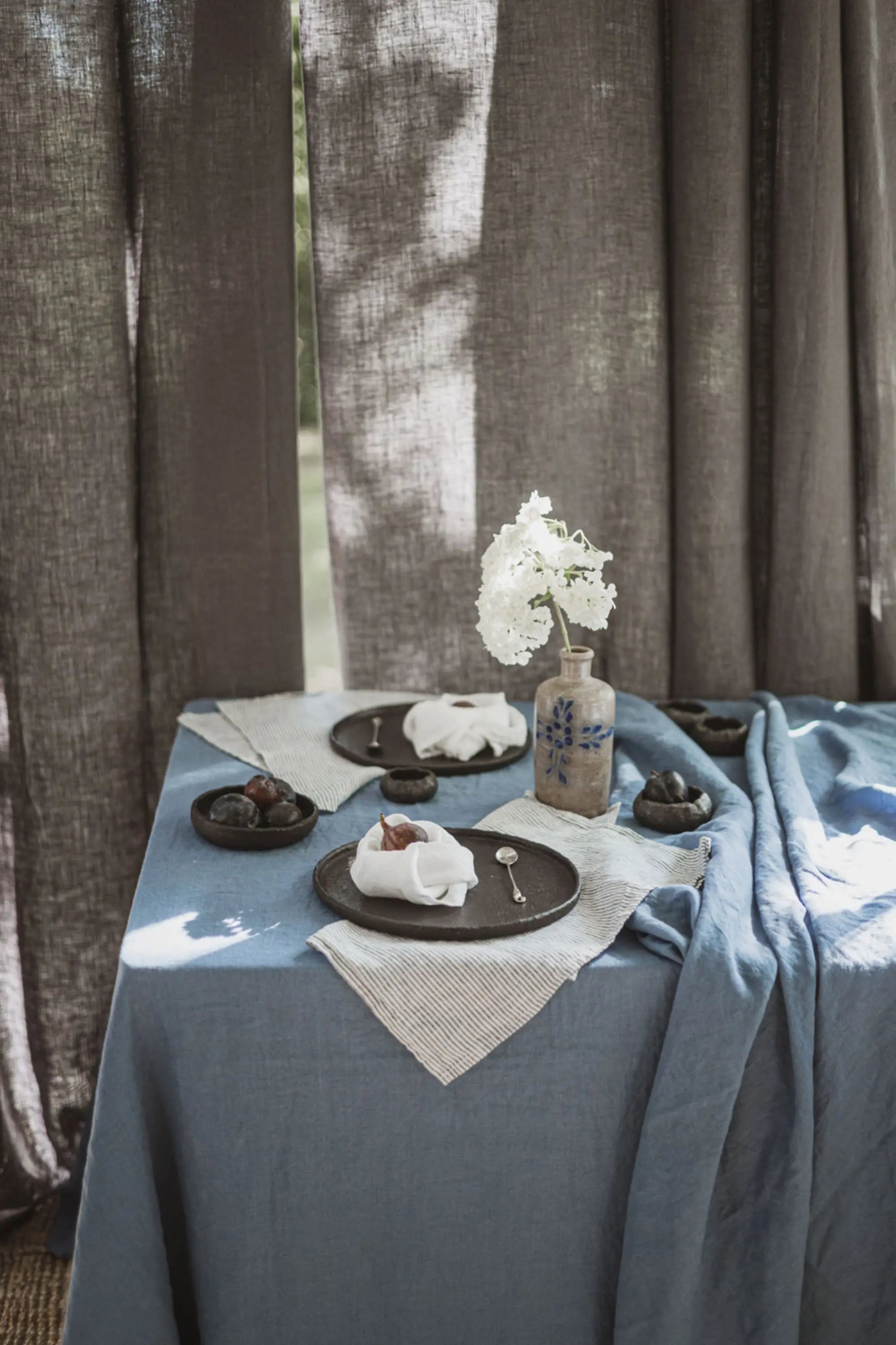 Tischdecke aus stonewashed Leinen in Dunkelblau für den Esstisch
