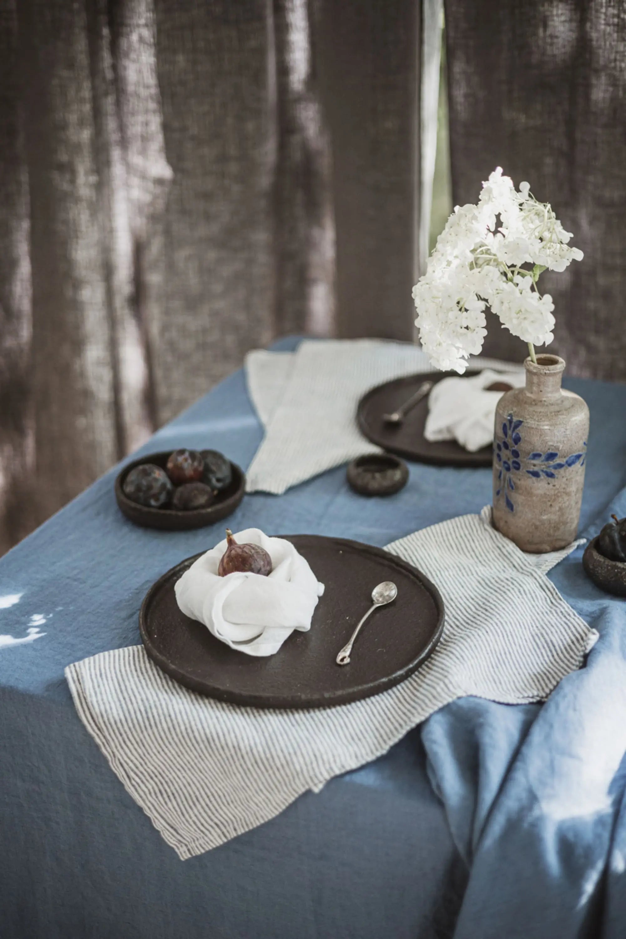Tischdecke aus stonewashed Leinen in Dunkelblau für den Esstisch