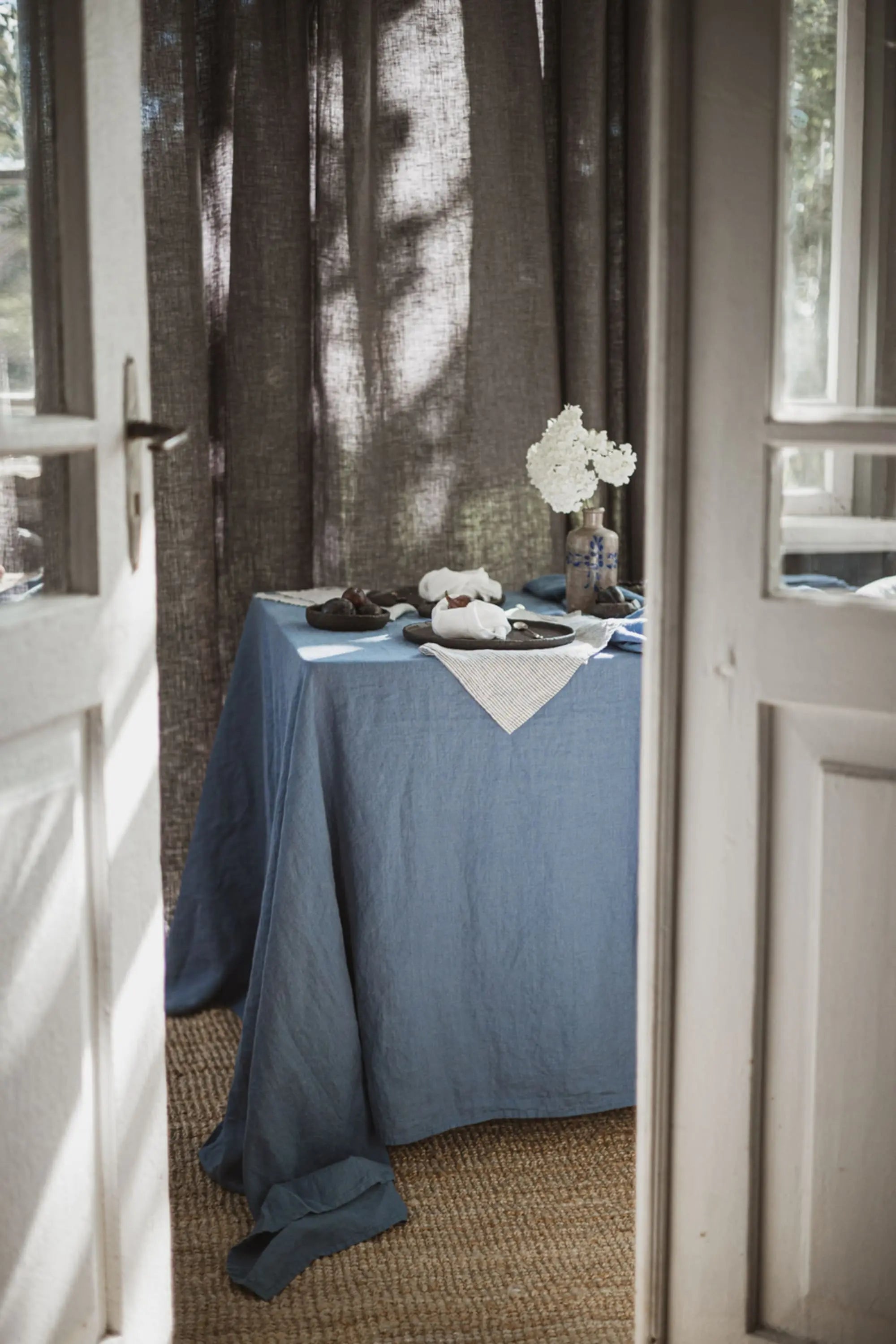 Tischdecke aus stonewashed Leinen in Dunkelblau für den Esstisch