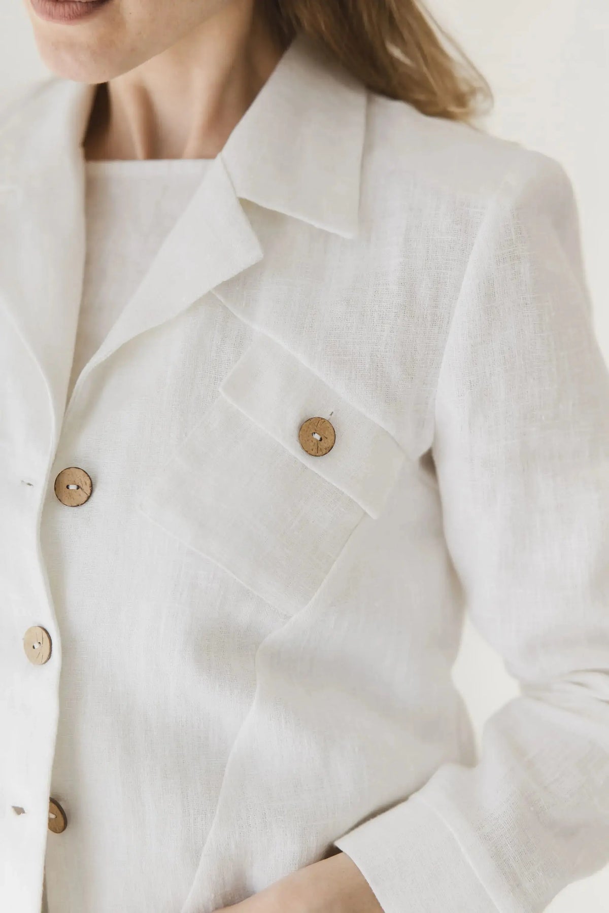 Premium collar and lapel detail of The Riviera 260gsm heavyweight linen blazer 254