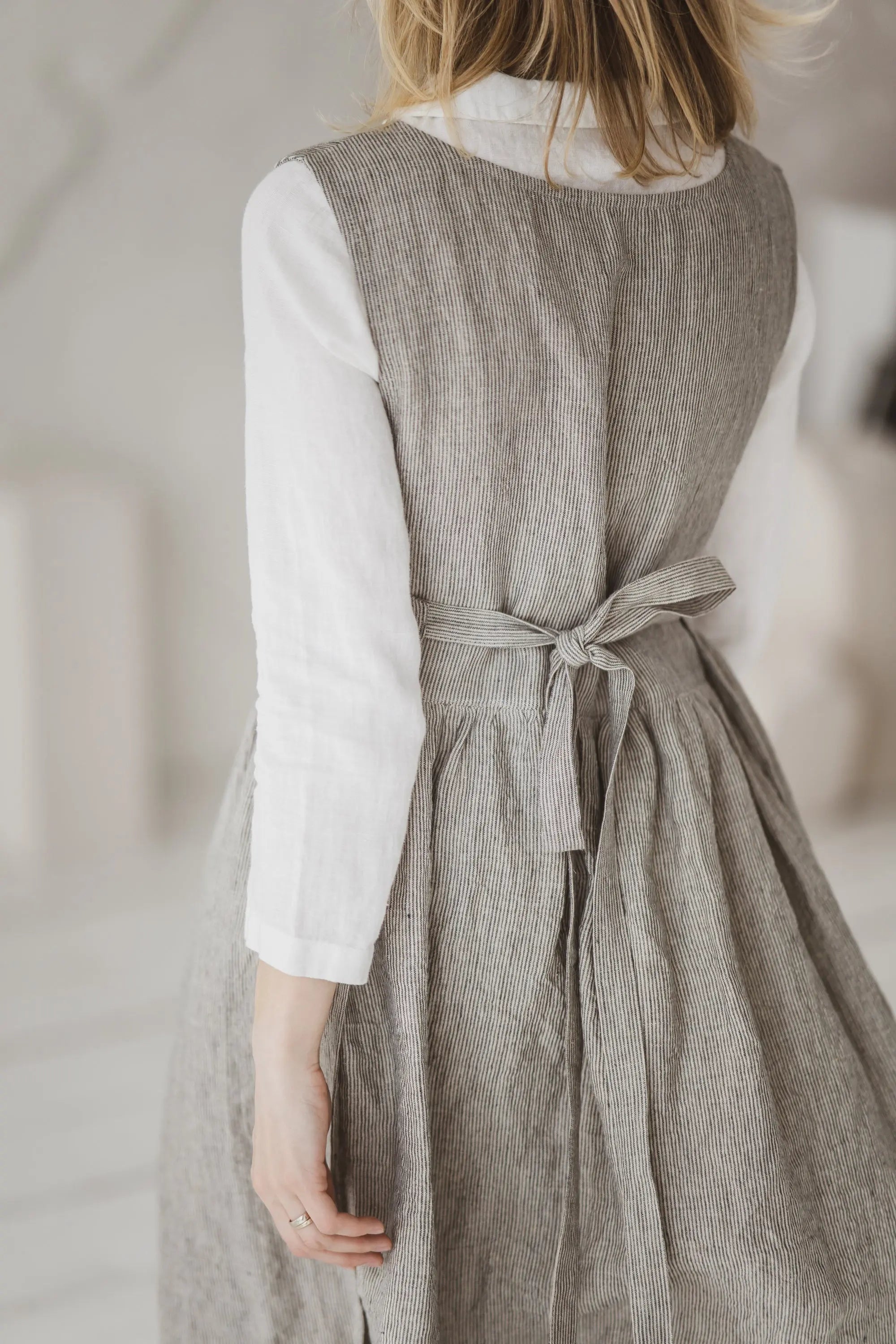 Wandelbares Leinen-Pinafore-Kleid