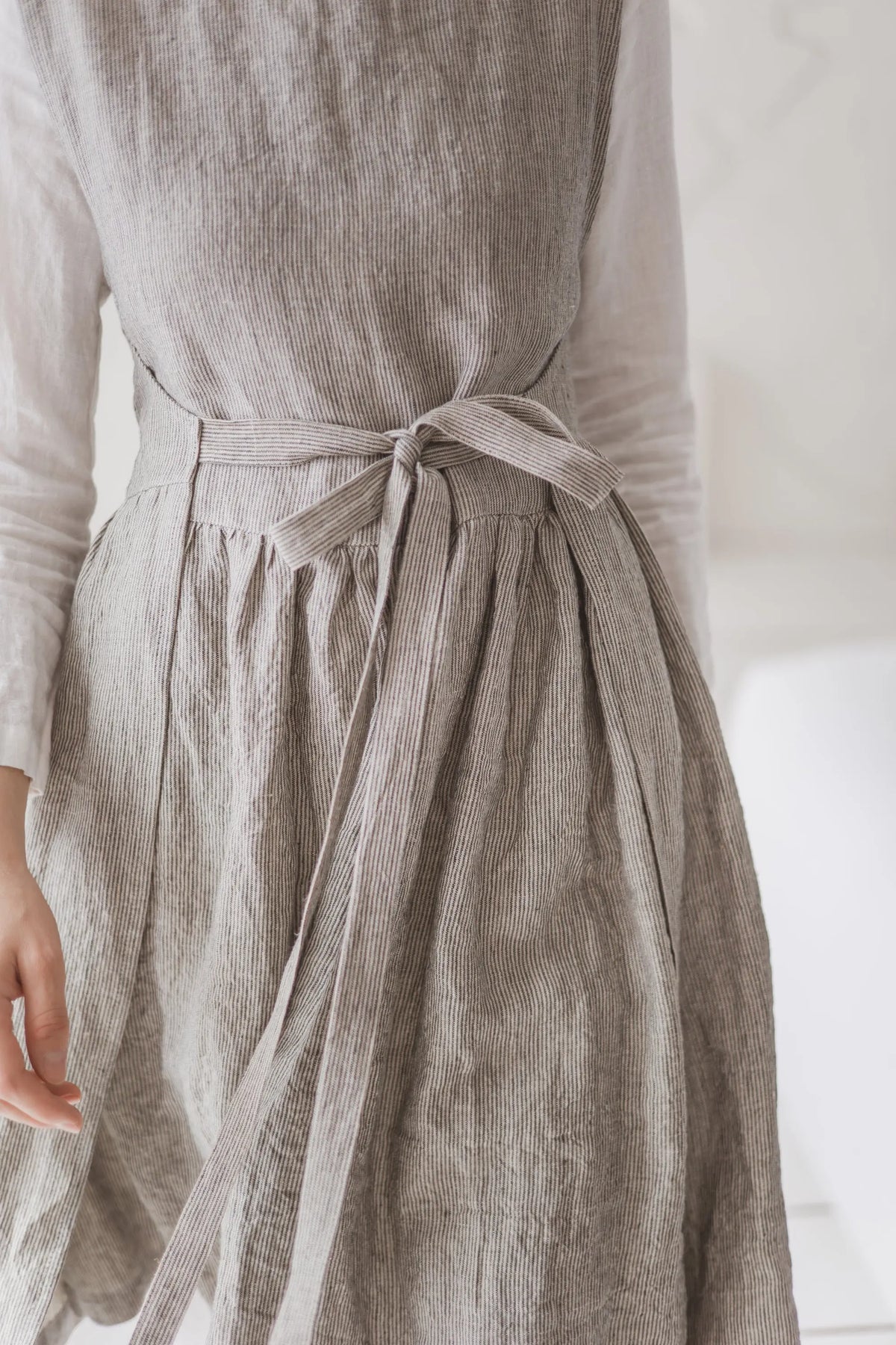Wandelbares Leinen-Pinafore-Kleid