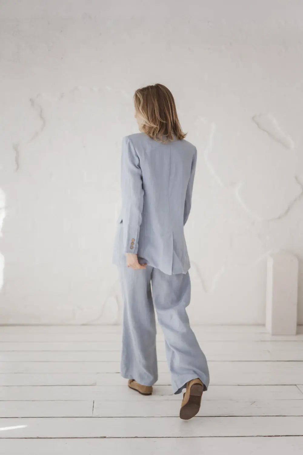 Hochtaillierte weite Leinenhose mit Falten