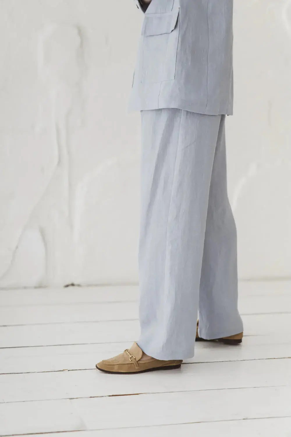 Hochtaillierte weite Leinenhose mit Falten