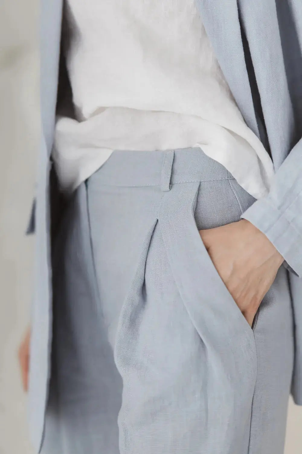 Hochtaillierte weite Leinenhose mit Falten