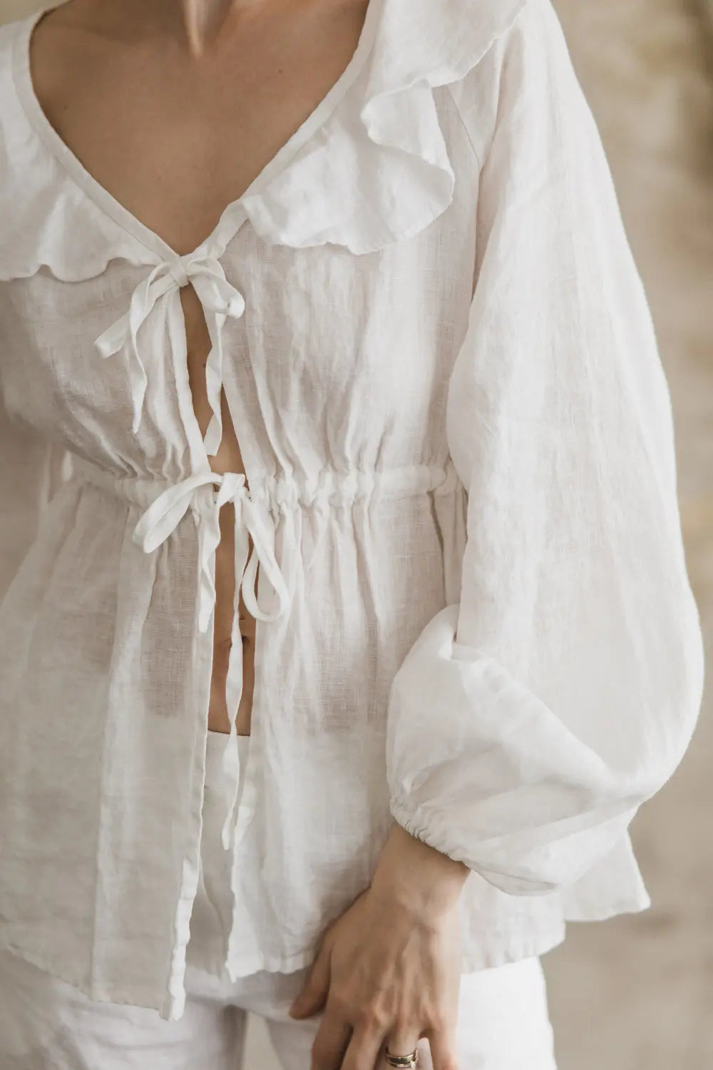 Leinenbluse mit Bindedetail und Rüschen - MARGARET