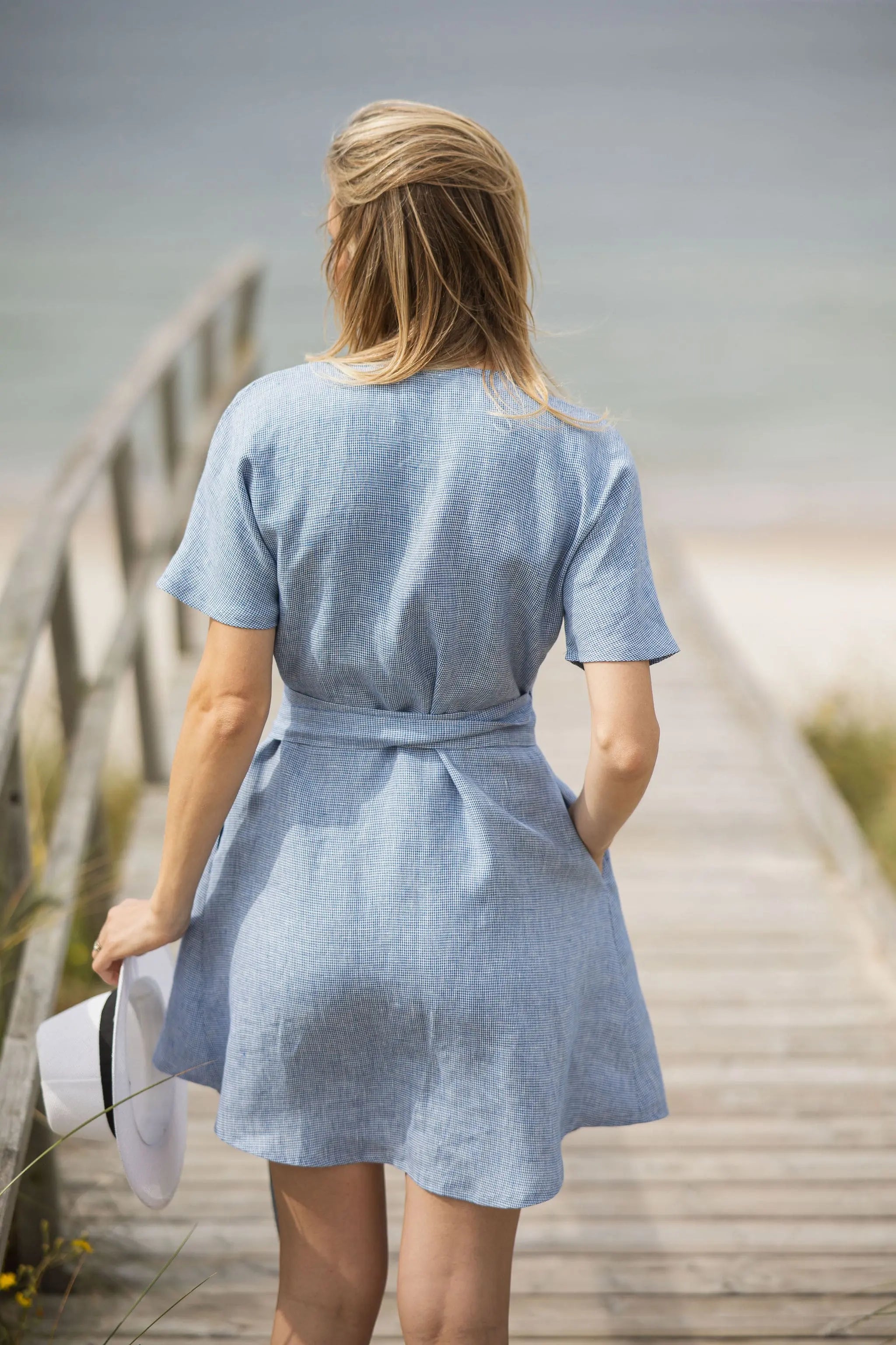 Kurzes Leinen-Wickelkleid für den Sommer