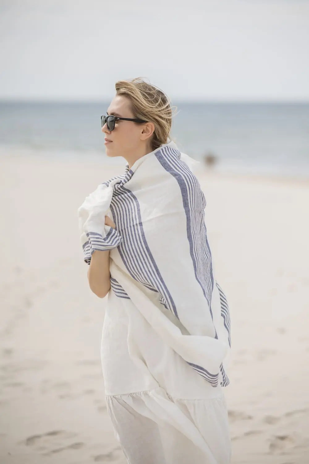 Leinen-Huckepack-Strandtuch, weiß-blau gestreift