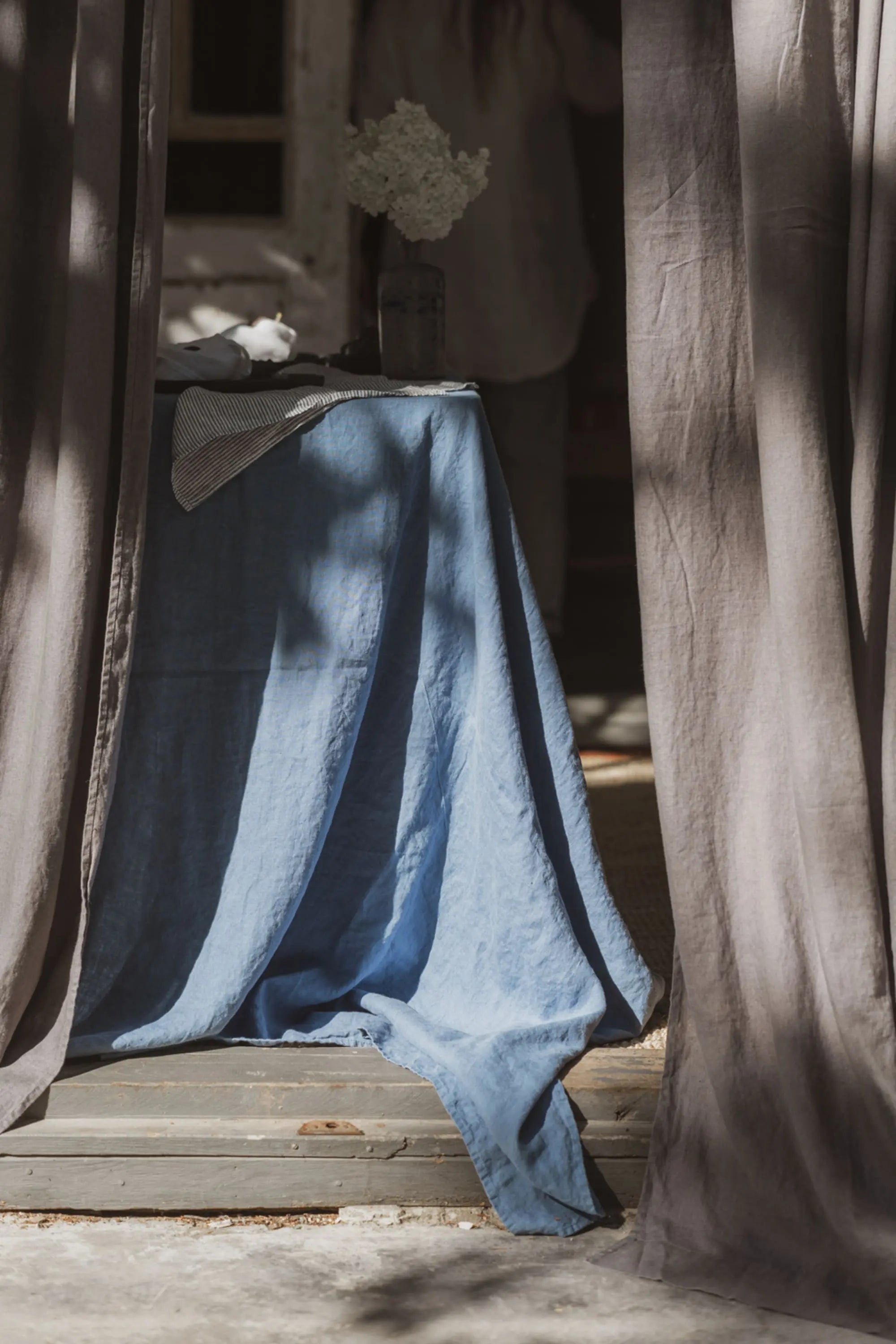 Tischdecke aus stonewashed Leinen in Dunkelblau für den Esstisch